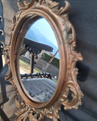 specchio ovale vintage in stile barocco o rococo"