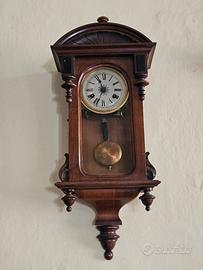 Vecchio orologio a pendolo