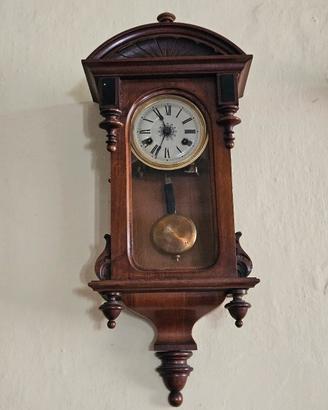 Vecchio orologio a pendolo