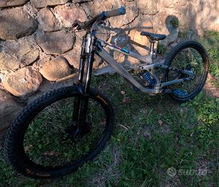 Bici da downhill Cube two15 pro 2023