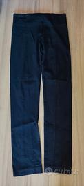 Pantaloni dritti scuri con cucitura sul davanti 