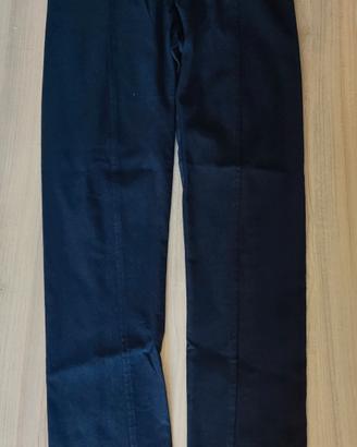 Pantaloni dritti scuri con cucitura sul davanti 