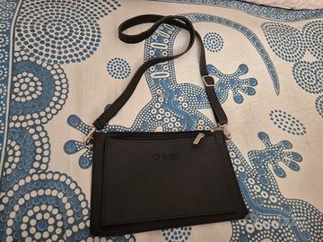 Tracolla O bag nera con pochette staccabile
