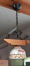 Lampadario in ceramica e ferro battuto
