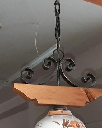 Lampadario in ceramica e ferro battuto