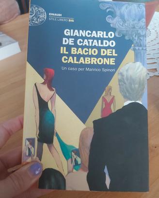 Giancarlo De Cataldo: il bacio del calabrone
