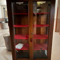 Vetrina in legno a due ante con ripiani in vetro