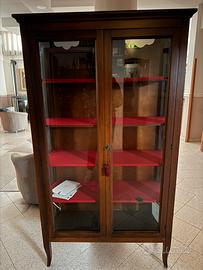 Vetrina in legno a due ante con ripiani in vetro