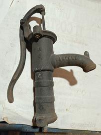 Pompa a mano vintage 