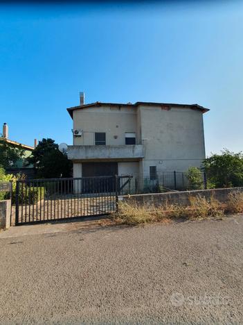 Palazzina con ampio terreno