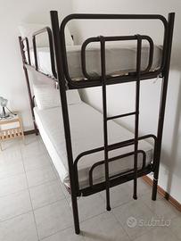 Letto a castello a telaio tubolare metallico