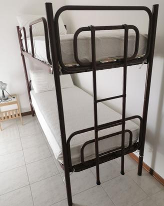 Letto a castello a telaio tubolare metallico