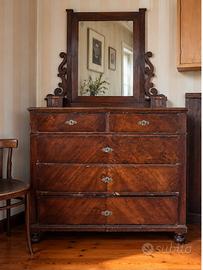 Comò antico in legno con specchiera