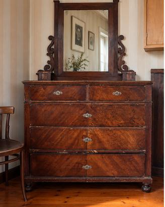 Comò antico in legno con specchiera