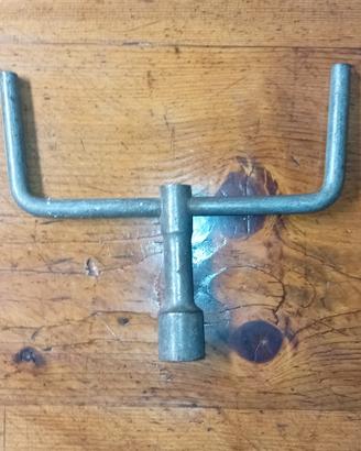 Chiave epoca Alfa Romeo  per smontare le gomme 