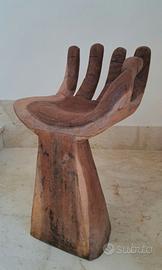 Sedia etnica a forma di mano in legno