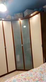 Armadio marrone ad angolo con cabina