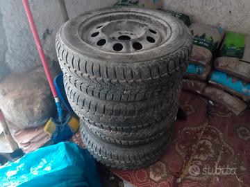 4 gomme 185 65 r15 con cerchi