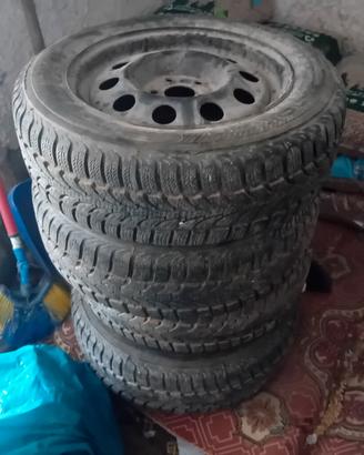 4 gomme 185 65 r15 con cerchi