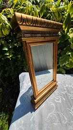 Specchio con cornice color oro