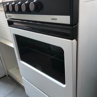 Cucina Ariston con 4 fuochi e forno