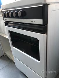 Cucina Ariston con 4 fuochi e forno