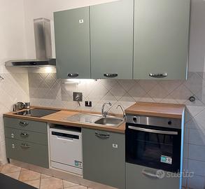 Cucina completa con elettrodomestici