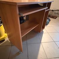 Scrivania in legno con rotelle