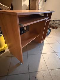 Scrivania in legno con rotelle