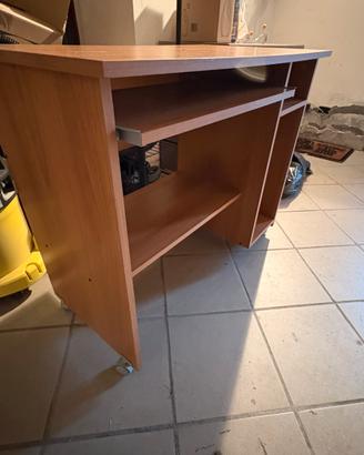 Scrivania in legno con rotelle