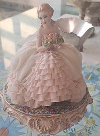 Dama seduta su pouf con bouquet di fiori