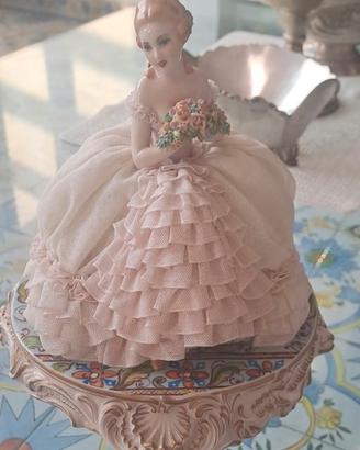 Dama seduta su pouf con bouquet di fiori