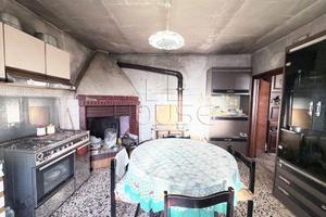 Casa indipendente di 105 m² con 3 locali e box aut