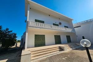 San Vito c/o Yatching Club ampia villa con giardin