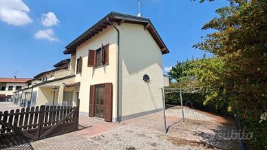 Villetta a schiera di 195 m² con 4 locali e box au