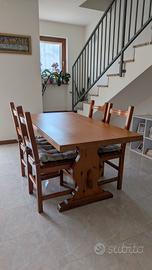 Tavolo in legno di pino con 4 sedie