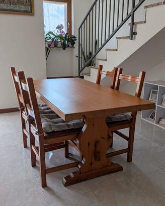 Tavolo in legno di pino con 4 sedie