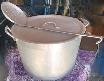 Pentole coperchio e schiumarola