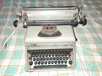 Macchina da scrivere marca Everest, modello S.T