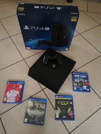Play Station 4 Pro e giochi, vendibili separati.