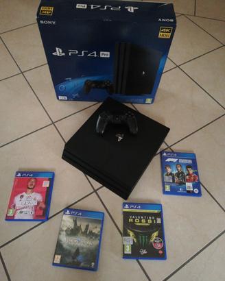Play Station 4 Pro e giochi, vendibili separati.