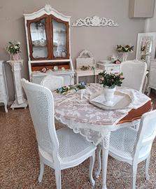 Tavolo francese e sedie rifatti in stile shabby