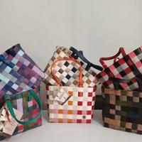 Borse in plastica intrecciata