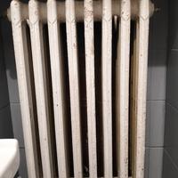 Vecchio termosifone in ghisa a 8 elementi