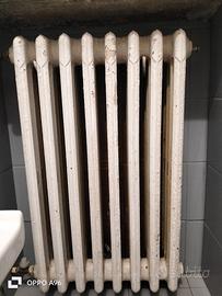 Vecchio termosifone in ghisa a 8 elementi