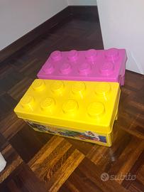 Contenitori contenenti centinaia varieta di lego