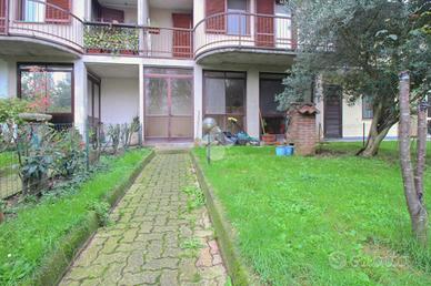 VILLA A SCHIERA A PAVIA