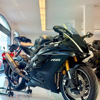 YAMAHA R6 AKRAPOVIC FINANZIABILE TOTAL BALCK