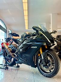 YAMAHA R6 AKRAPOVIC FINANZIABILE TOTAL BALCK
