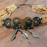 Collana girocollo vintage stile " hippy ".